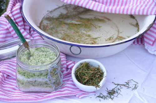 Schüssel und kleine Gefässe voll Fichtennadeln